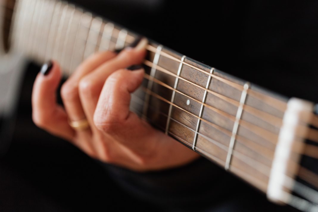 nettoyer les cordes d'une guitare